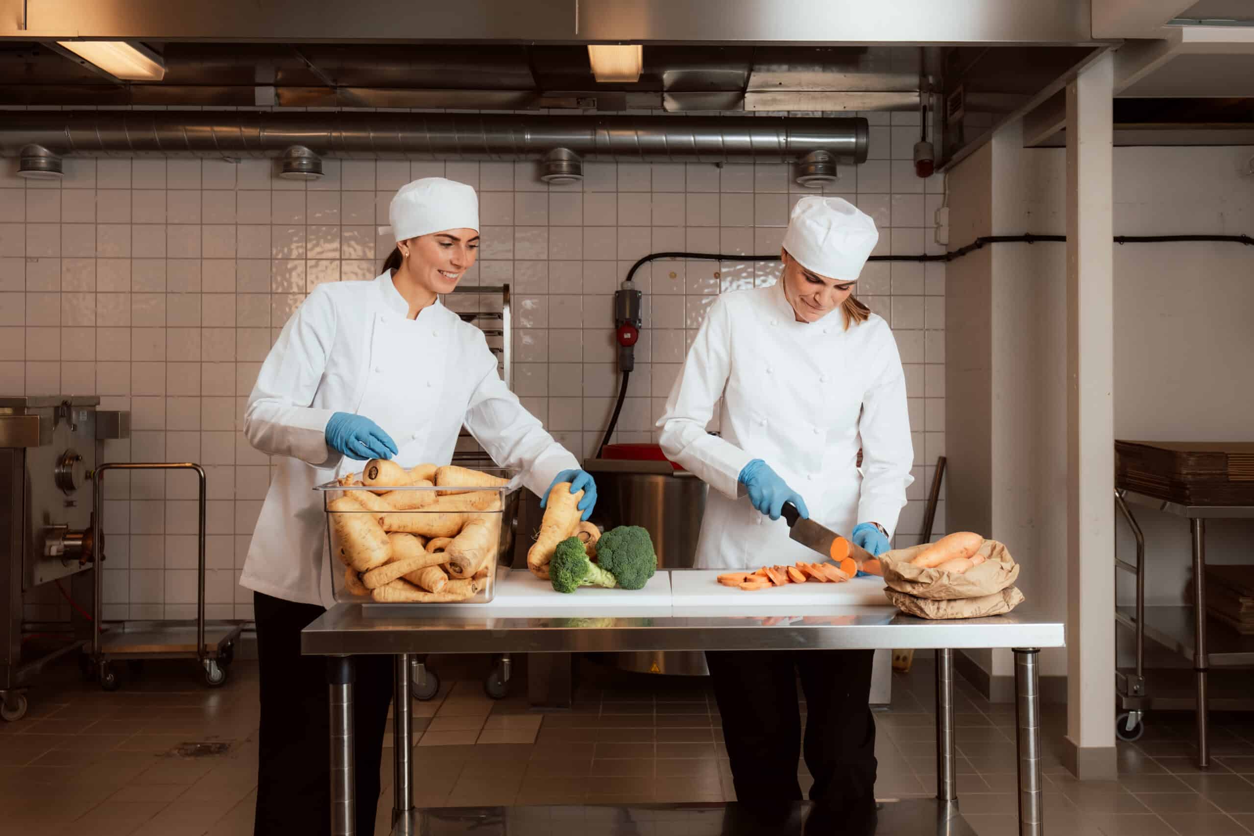 Julia och Josefine lagar naturlig hundmat